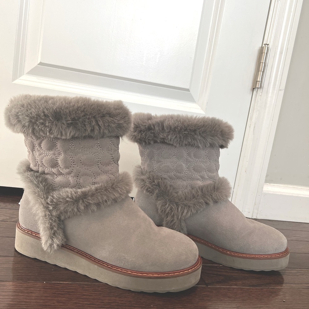 Coach monogram Gray Winter Boots with faux fur barely used!